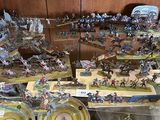 de nombreuses figurines représentant des personnes exposées dans une vitrine