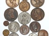 un grand nombre de pièces qui se trouvent sur une surface blanche