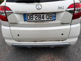 une photo d'une voiture blanche garée sur le bord de la route