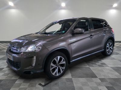 Une Subaru de 2018 dans un showroom au sol à carreaux