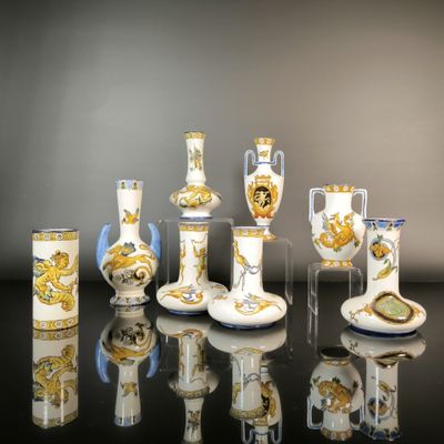 de nombreux vases et tasses posés sur une table