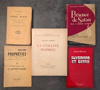 plusieurs livres sont posés sur une table les uns à côté des autres