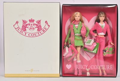 poupée dans une boîte, vêtue d'une tenue rose et verte et portant un sac à main rose