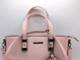 un sac à main rose orné d'un nœud sur la poignée