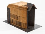 une boîte en bois sur laquelle est posé un livre