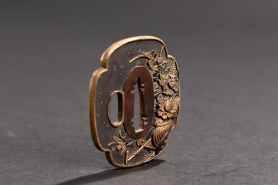 un petit objet métallique orné d'un motif