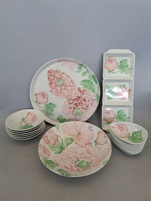 plusieurs assiettes et bols posés sur une table
