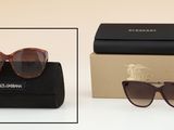 Deux paires de lunettes de soleil sont posées sur une table à côté d'une boîte