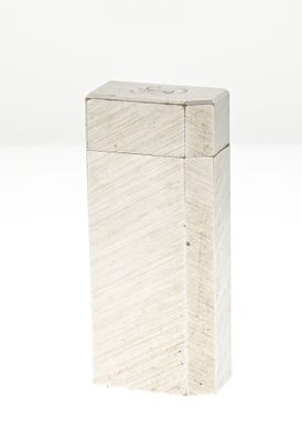 une image représentant un étui à cigarettes argenté sur fond blanc