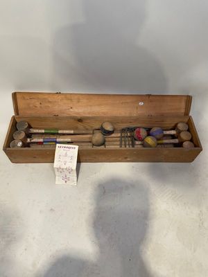 une boîte en bois contenant tout un tas d'outils