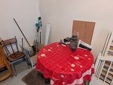 une table recouverte d'une nappe rouge, dans un coin de la pièce