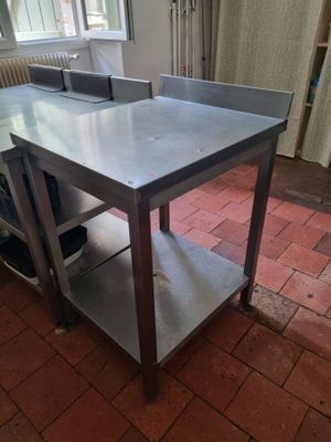une table sur laquelle est posé un ordinateur portable, dans une cuisine