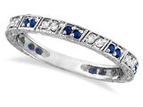 une bague en or blanc sertie d'un saphir bleu et de diamants