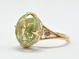 une image représentant une bague sertie d'une pierre verte et de diamants