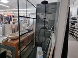 une photo d'un magasin avec une douche au milieu de la pièce