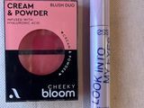 un gros plan sur un coffret contenant de la crème et de la poudre, à côté d'un mascara