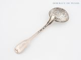 une cuillère en argent avec un manche sur une surface blanche