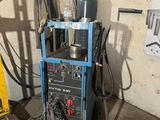 une machine qui se trouve dans un garage