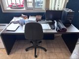 un bureau équipé d'un écran d'ordinateur et d'un clavier