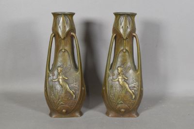 two vases that are sitting next to each other