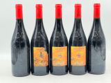 quatre bouteilles de vin rouge sont alignées