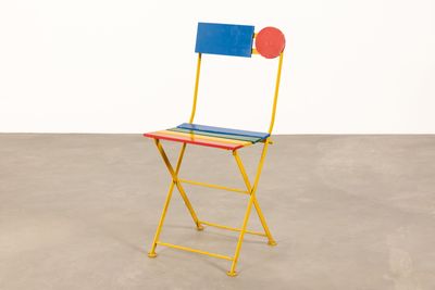chaise pliante jaune avec une assise bleue et une assise rouge et bleue