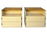 Vente d'une paire de tables de chevet de style « mid-century modern » avec ferrures en laiton