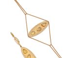 un gros plan d'un collier et de boucles d'oreilles sur fond blanc