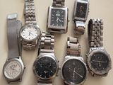 un grand nombre de montres posées sur une table