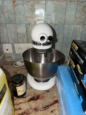 une photo d'un plan de travail de cuisine sur lequel se trouvent un mixeur et d'autres objets