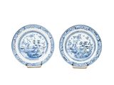 une paire d'assiettes bleues et blanches ornées de motifs