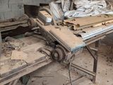 une machine placée au milieu d'une pièce