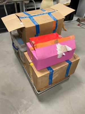 trois cartons empilés les uns sur les autres sur un chariot