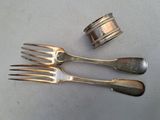 deux fourchettes et une serviette sur la table