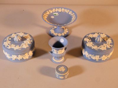 quatre pièces de poterie bleue et blanche posées sur une table