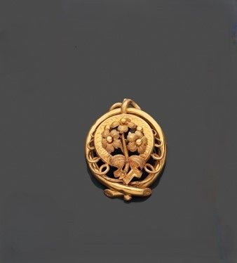 une image représentant un pendentif en or orné d'un oiseau et de fleurs