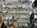 une vaste exposition de matériel électronique dans une salle