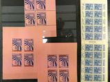 Quatre timbres différents sont exposés dans une vitrine.