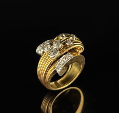 Chevalière en or jaune et en platine à décor de volutes, ornée de diam