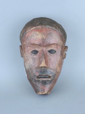 une image représentant un masque en argile sur fond blanc