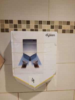 un rouleau de papier toilette sur lequel est représentée une paire de chaussures