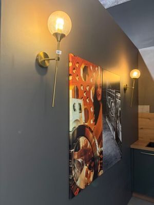 un tableau accroché au mur de la cuisine d'une maison