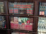 beaucoup de livres sur les étagères de la pièce