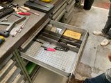 de nombreux outils posés sur un établi