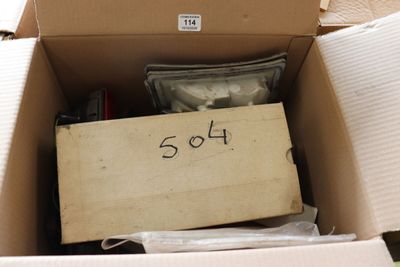 une boîte en carton sur laquelle est accrochée une pancarte indiquant « hoo »
