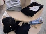 un présentoir à trois niveaux de vêtements posé sur une table