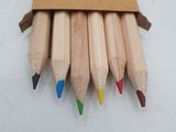 un paquet de crayons de couleur rangés dans une boîte