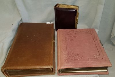 Plusieurs livres sont alignés sur une table recouverte d'une nappe blanche.