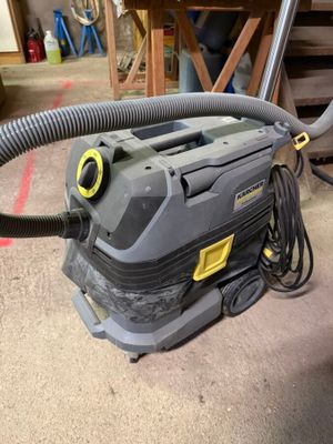 un gros plan d'un aspirateur posé sur le sol dans une pièce