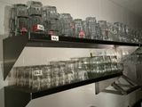 de nombreux verres sur les étagères de la cuisine